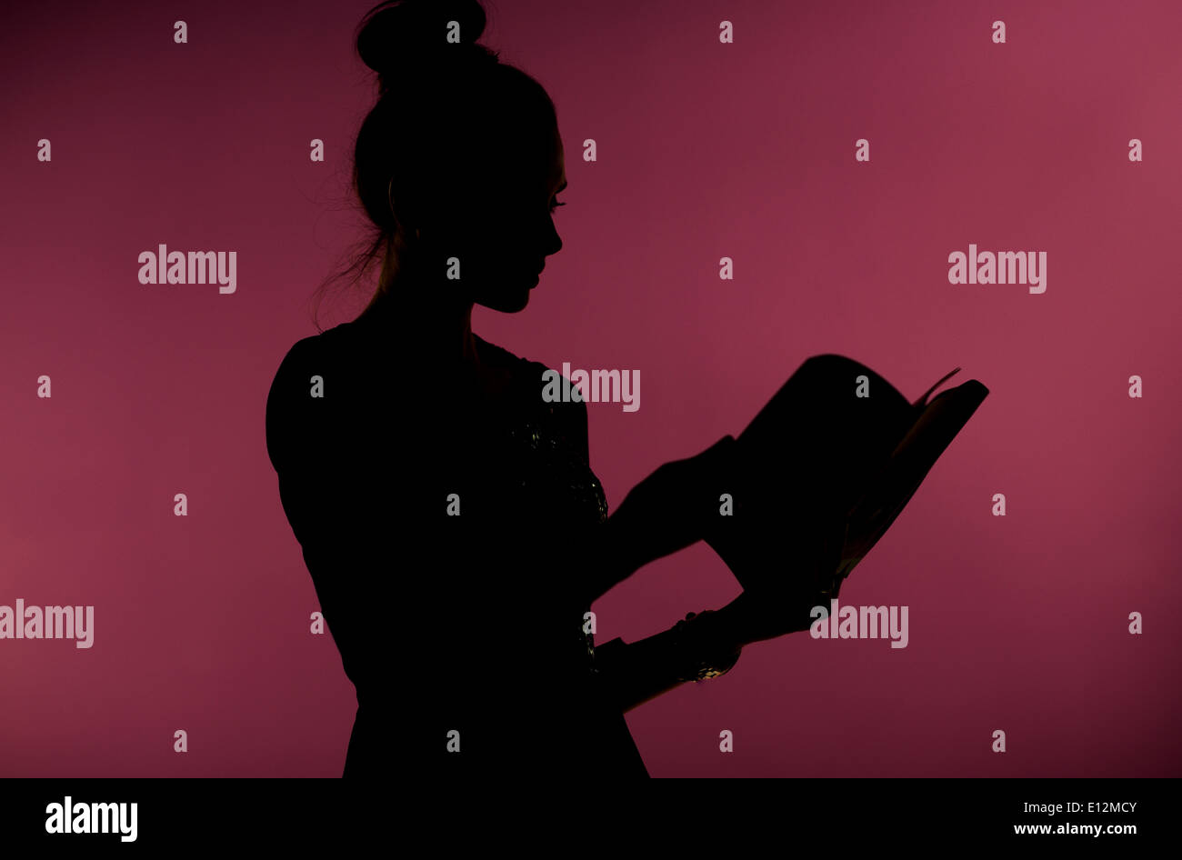 Signora leggendo un libro interessante Foto Stock