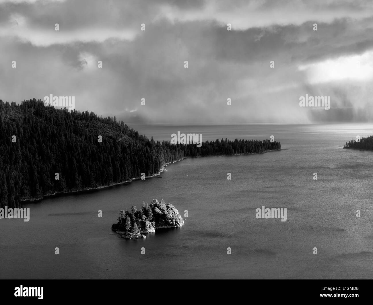 Tempesta di pioggia su Emerald Bay e Fannette Island. Lake Tahoe, California. Foto Stock