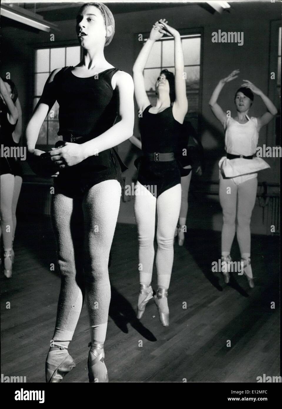 Febbraio 24, 2012 - sui loro punti - Balletto di apprendimento a White Lodge. La parte superiore Vth da Sadler's Wells Ballet School, il salone dedicato alla Pavlova. Foto Stock