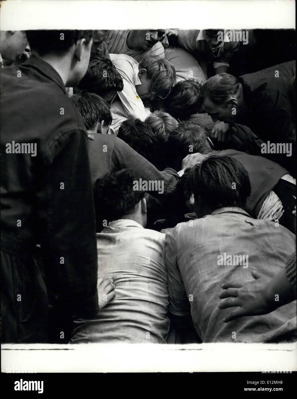 Febbraio 24, 2012 - La battaglia è unita e le squadre avversarie scendere ad un quattro - ora lottare per la bottiglia, Foto Stock