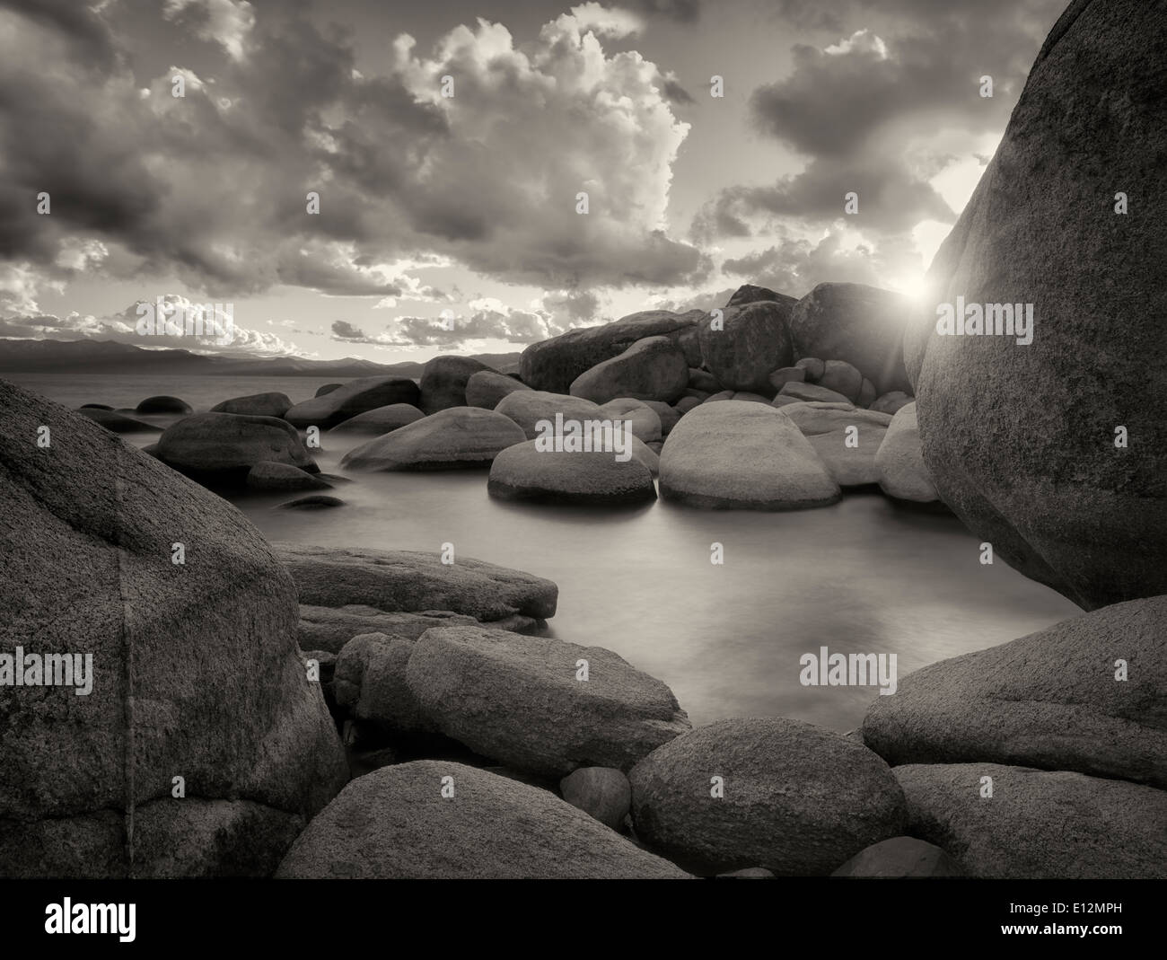 Nuvole temporalesche e massi di granito sul lato est di Lake Tahoe, Nevada Foto Stock