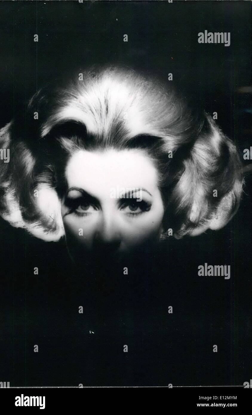 Febbraio 24, 2012 - ''Haute-Coiffure'' in bianco e nero: parrucchiere parigino Gabriel Garland ha creato questo bellissimo stile che mostra effetto speciale sotto Spot-Lights. capelli è sollevato su lati e scende nuovamente al di sopra di guance in grandi onde. Foto Stock