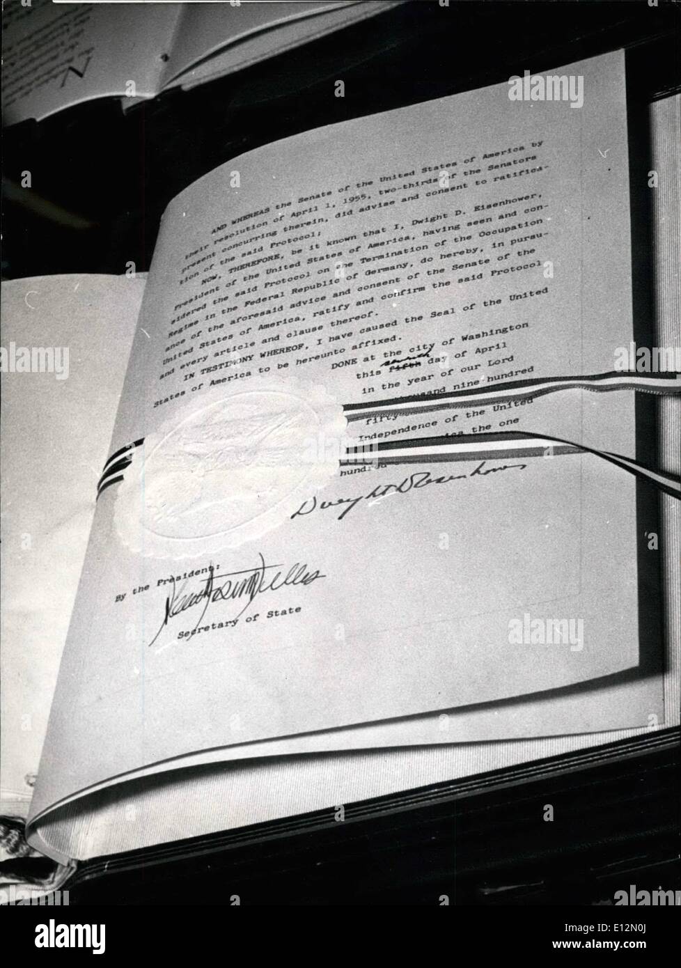 Febbraio 24, 2012 - nella foto è il documento firmato dal presidente americano Dwight Eisenhower. Questo documento si conclude l'occupazione americana della Germania. Jacky Narp vince il 1959 Macelleria Oscar Foto Stock