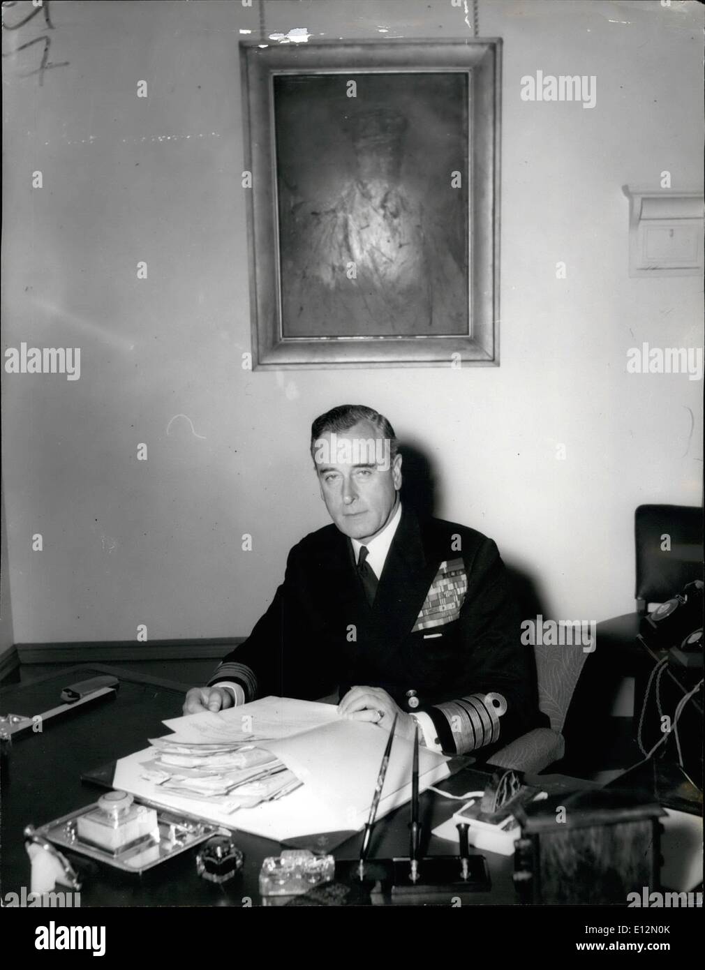 Febbraio 24, 2012 - Mostra fotografica di Admiral Earl Mountbatten di Birmania, raffigurato alla sua scrivania nella sua stanza a Admiralty questa mattina. Il dipinto è in background di suo padre, il Principe Louis di Battenburg, che è stato primo signore del mare immediatamente prima e fino alla comparsa del 1914 - 18 guerra. Foto Stock
