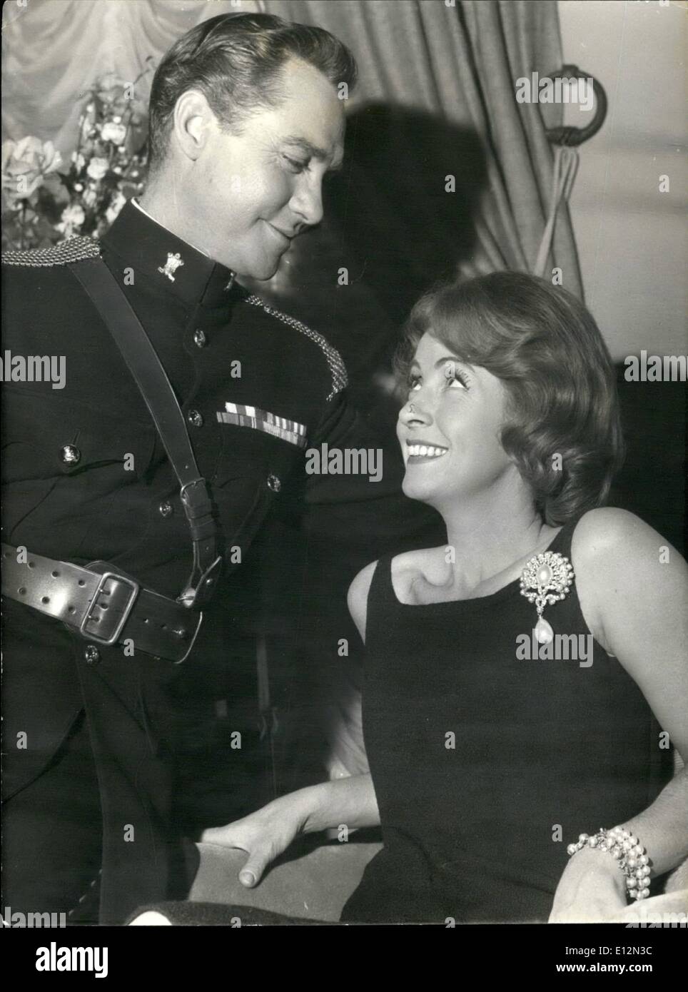 Febbraio 24, 2012 - Schizzo co-stars Danielle Darrieux e Richard Todd. Danielle Darrieux e Richard Todd sono co-starring nel disegno l'homme de l'Avenue (l'uomo della strada) nella pellicola le criminalità ne paga pas (il crimine non paghi) ora nel fare a Parigi. OPS: Danielle Darrieux e Richard Todd (come un colonnello americano) in una scena del film. 8 dicembre/61 Foto Stock