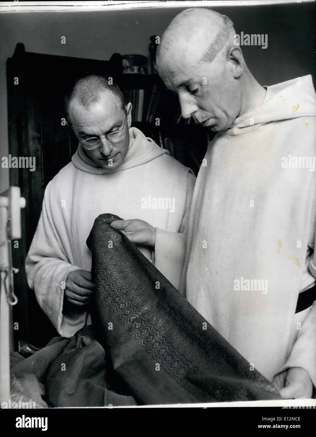 Febbraio 24, 2012 - Dom Edmund Fatt a destra e Dom Anscar Neilsen, ispezionare un pezzo finito di arazzo lavorare per difetti. Paramenti f Foto Stock