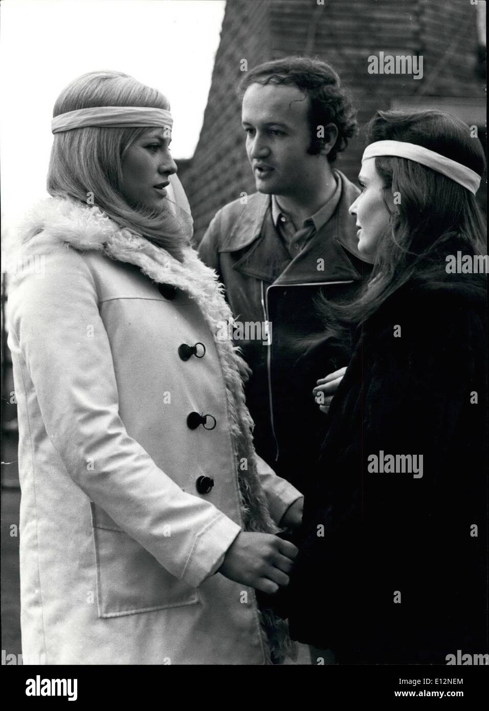 Febbraio 24, 2012 - Roma, febbraio 1969 = ''Le Sorelle" è il titolo del film che conta la storia del controllo psicologico di una sorella sull'altro. Il film è diretto da Roberto Malenotti e presenta le principali stelle Susan di Strasburgo e Nathalie Delon e gira all'interno di una villa privata vicino Roma.mostra fotografica di Nathalie Delon e Susan Strasberg andando sul accompagnato dal direttore Roberto Malenotti. Foto Stock