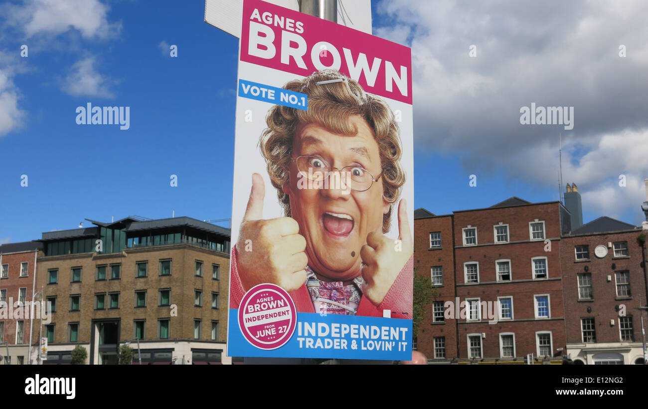 Un divertente cartellone elettorale Agnes Brown, meglio noto come il carattere tv la signora Brown ha giocato da Brendan O'Carroll, in Dublino Foto Stock