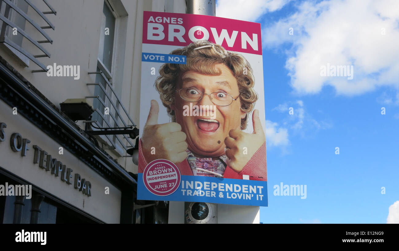 Un divertente cartellone elettorale Agnes Brown, meglio noto come il carattere tv la signora Brown ha giocato da Brendan O'Carroll, in Dublino Foto Stock