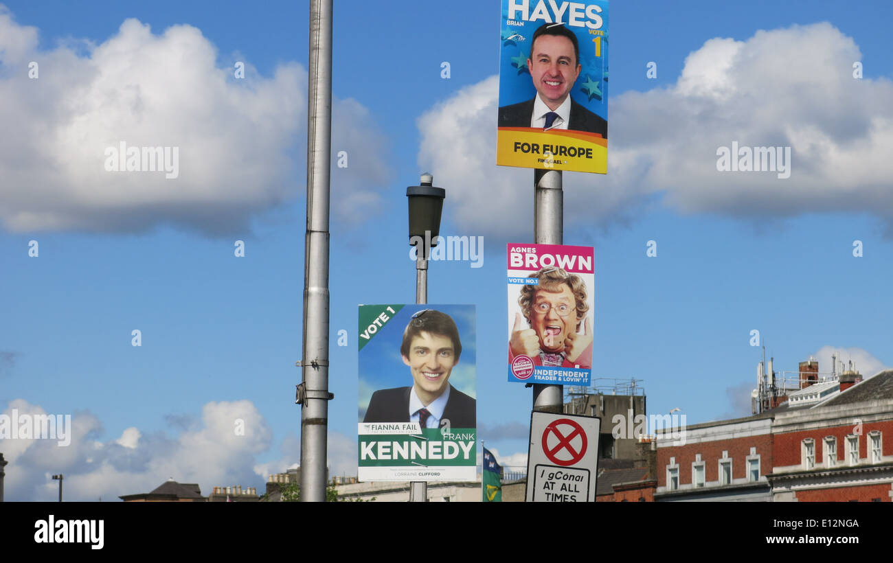 Un divertente cartellone elettorale Agnes Brown, meglio noto come il carattere tv la signora Brown ha giocato da Brendan O'Carroll, in Dublino Foto Stock