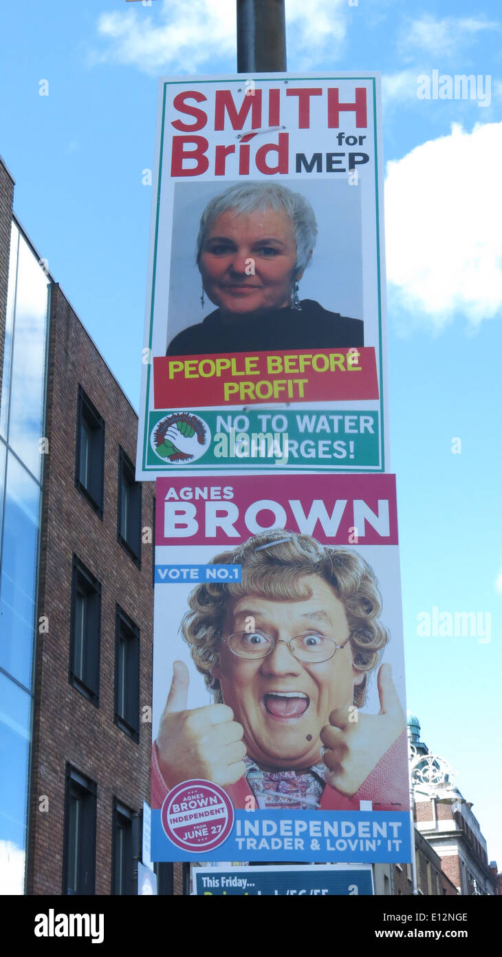 Un divertente cartellone elettorale Agnes Brown, meglio noto come il carattere tv la signora Brown ha giocato da Brendan O'Carroll, in Dublino Foto Stock