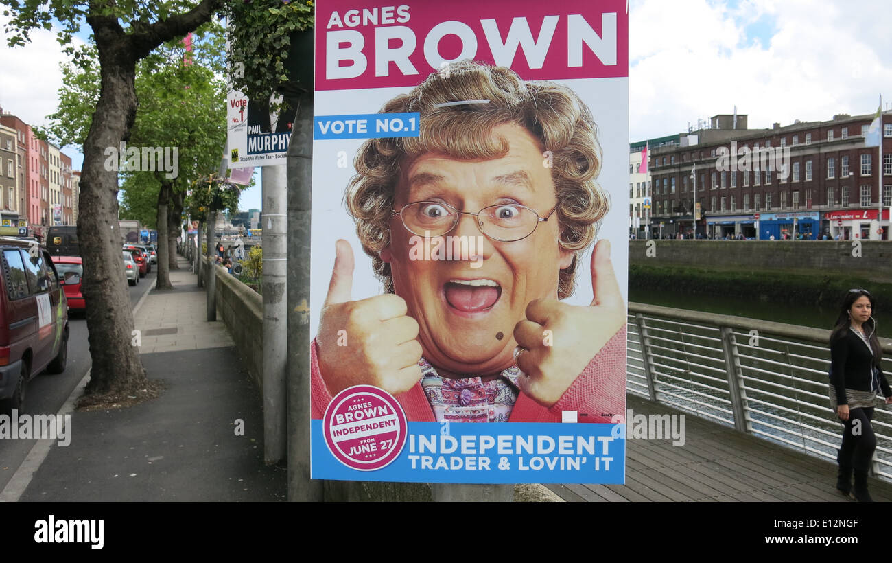 Un divertente cartellone elettorale Agnes Brown, meglio noto come il carattere tv la signora Brown ha giocato da Brendan O'Carroll, in Dublino Foto Stock