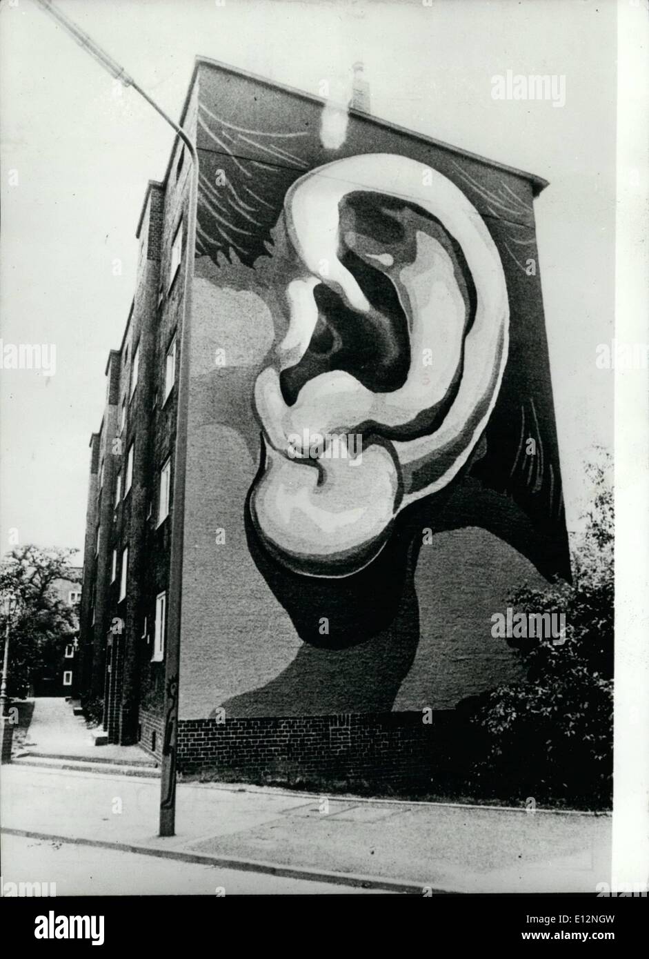 Febbraio 24, 2012 - Muri hanno orecchi. E proprio per dimostrare il vecchio proverbio questa parete su una casa a Duesseldorf in Germania ovest ha un orecchio gigante dipinta da alcuni studenti di arti. Foto Stock