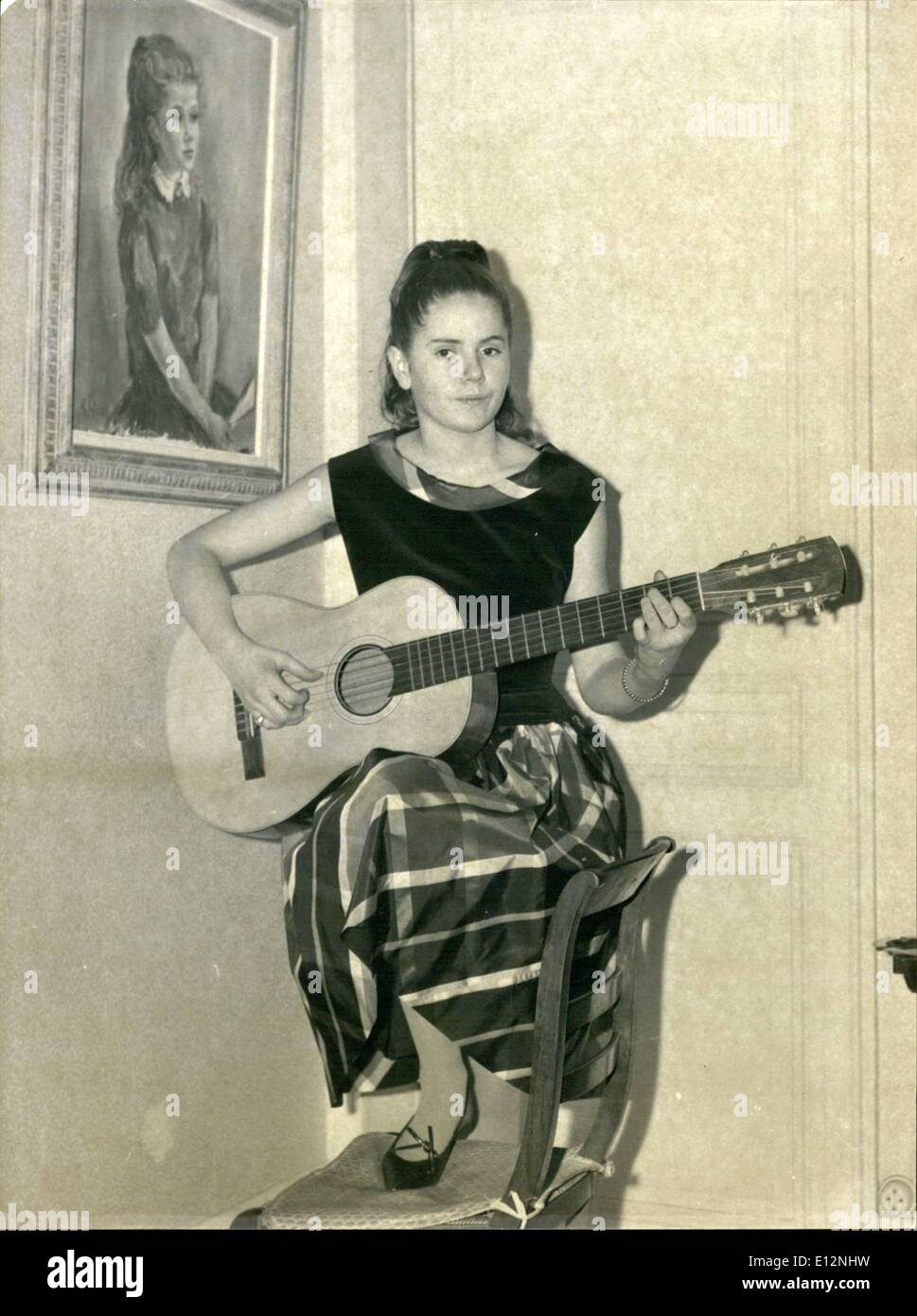 Febbraio 24, 2012 - La prima notte in Musica - Sala per Minou Drouet: giovane poetessa Minou Droute verranno visualizzati da per notte su al ''Concerto Pacra'' famosa Music Hall di Parigi. Essa svolgerà la propria Guitare accompagnamento, ulteriore dettaglio, ha progettato lei stessa la sua fase-vestito. Phot mostra giovani Minou Drouet ripassando per notte, giocando la guitare in abito creato da se stessa. Foto Stock