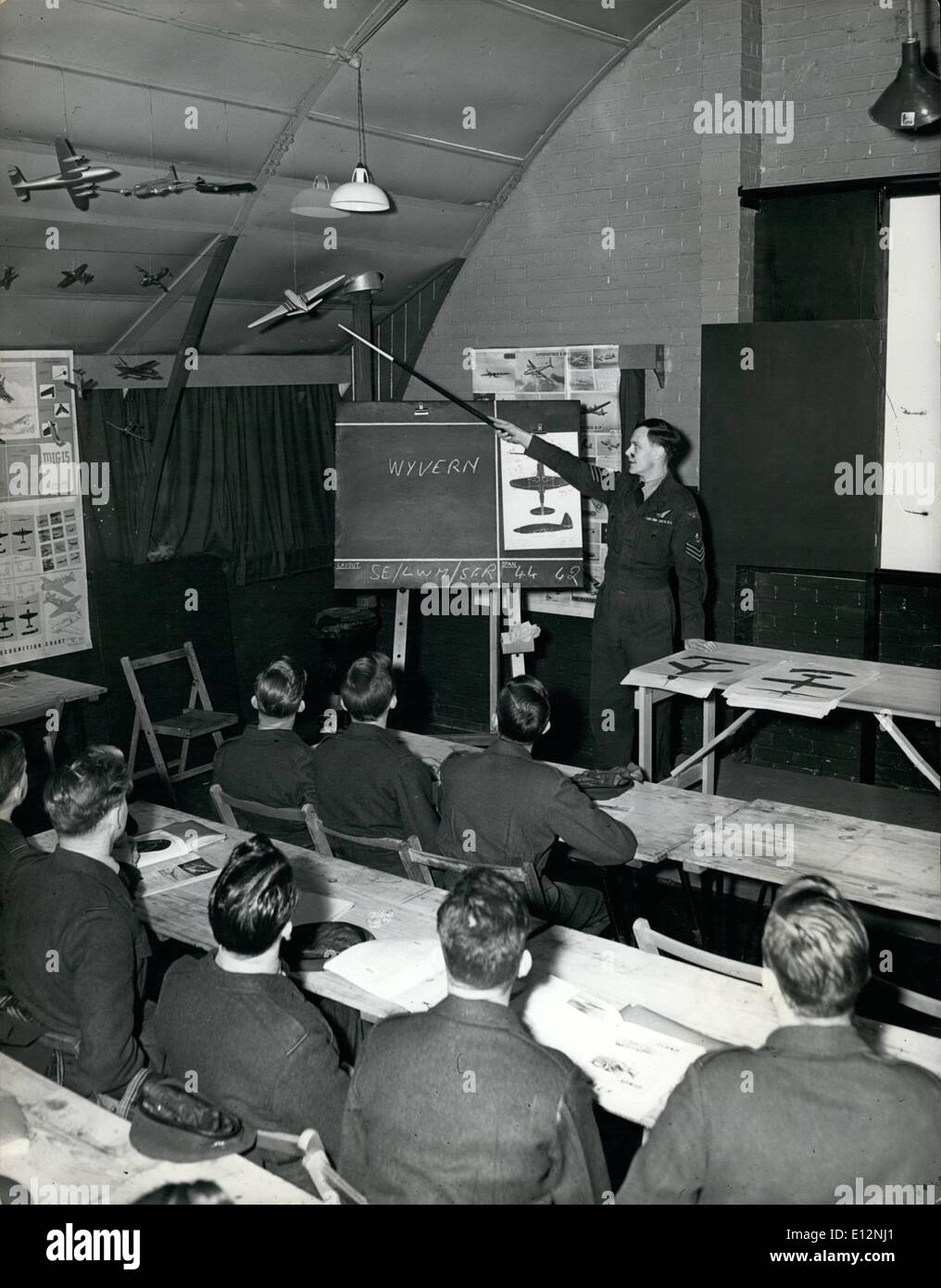 Febbraio 24, 2012 - formazione degli equipaggi di Canberra. Nella sala di lettura, membro dell', 213 O.C.U. a Bassingbourn imparare circa il Foto Stock