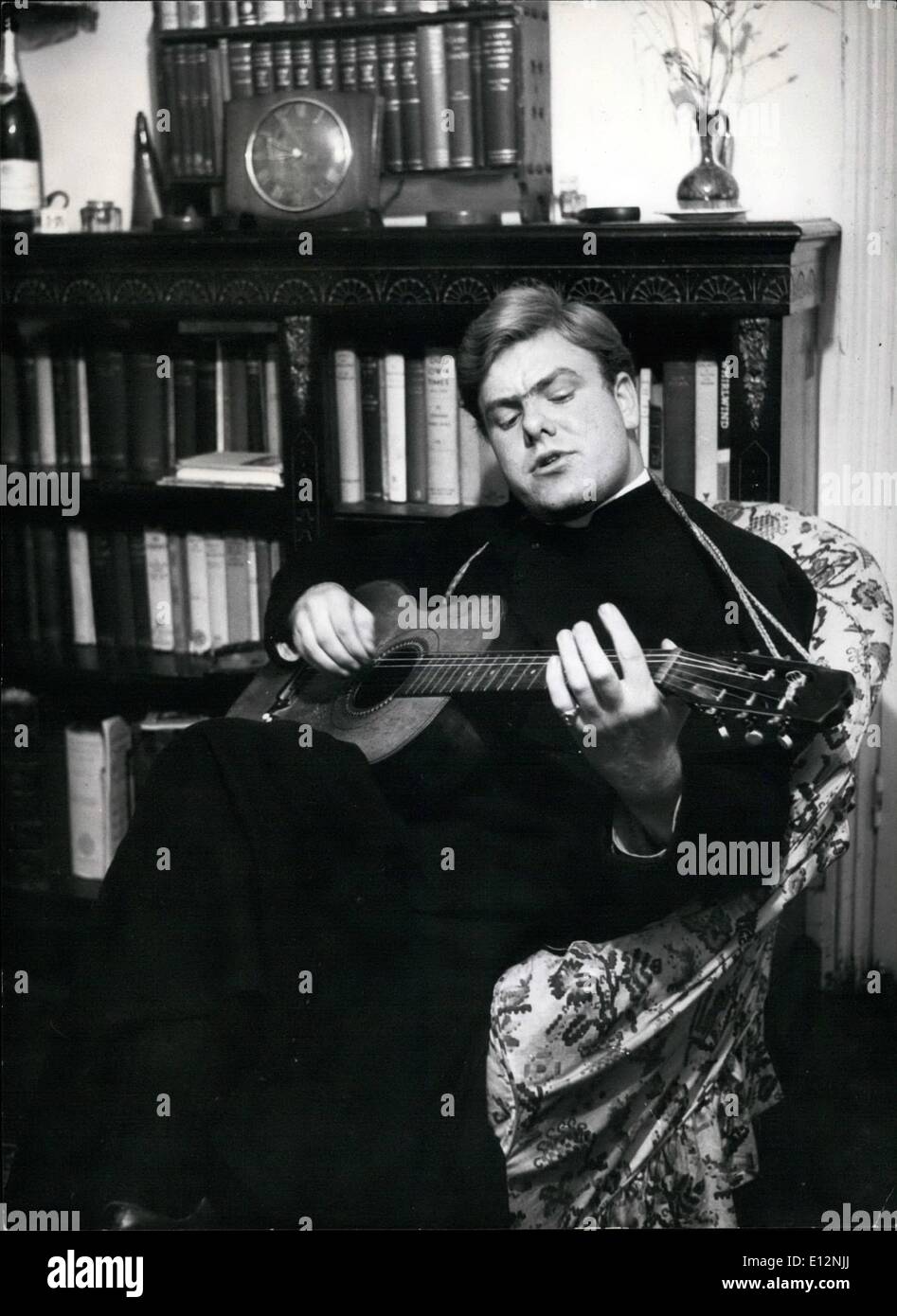 Febbraio 24, 2012 - a casa, il Rev. Cavell Northam compone un nuovo numero per la sua chitarra. Il suo rock 'n' roll tunes sono solo così popolare come i numeri di pop quando egli li riproduce nel pub. Foto Stock