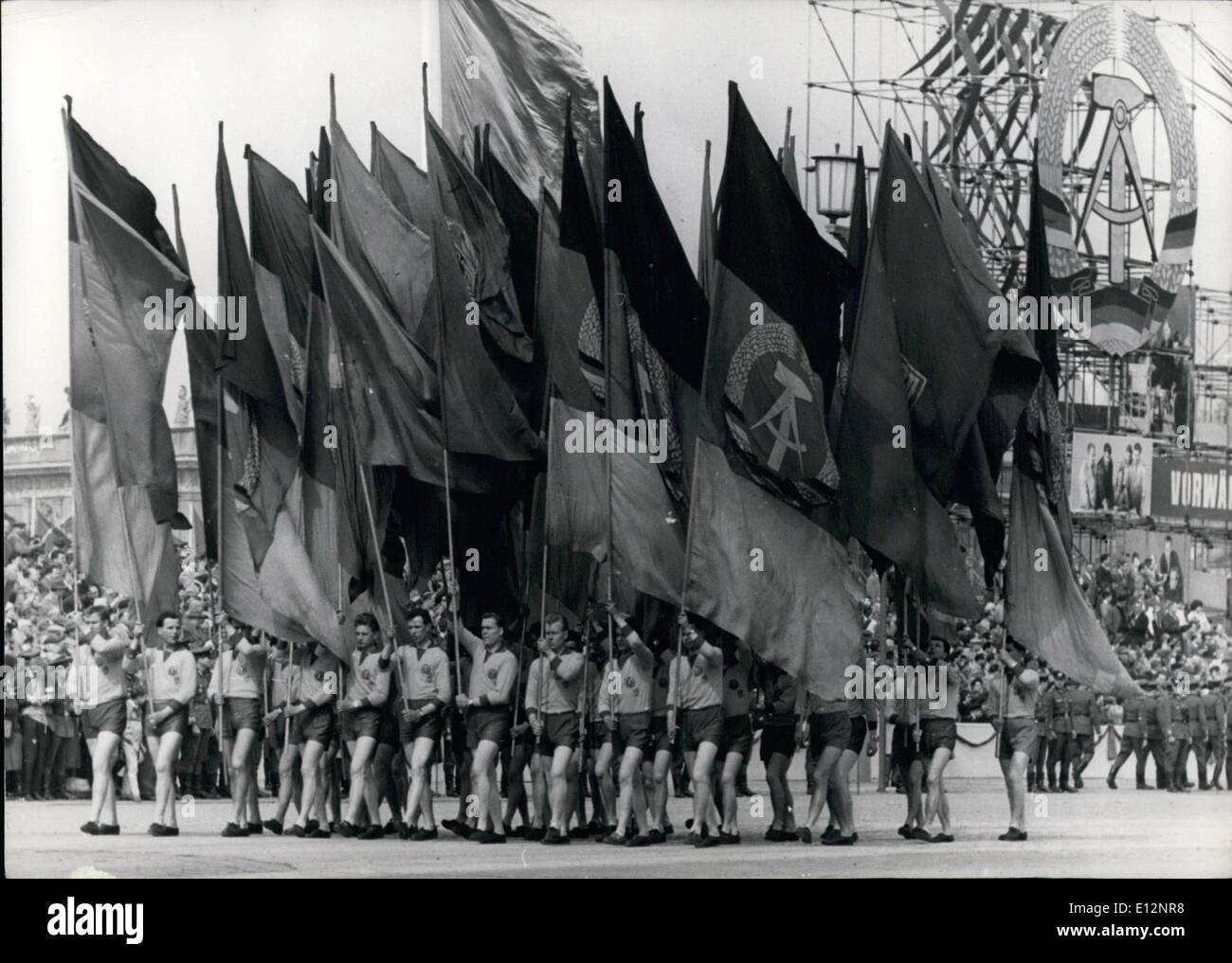 Febbraio 24, 2012 - L. mai a Berlino Est. Con un grande militare-Parade East Berlin celebrare l. Mai 1963 dopo la manifestazione militare a Berlino est i gruppi giovanili fatto una dimostrazione di marzo. OPS: Il Max-Engels-luogo a Berlino est con una marcia della gioventù. Keystone Berlino, L. Mai 1963 Foto Stock