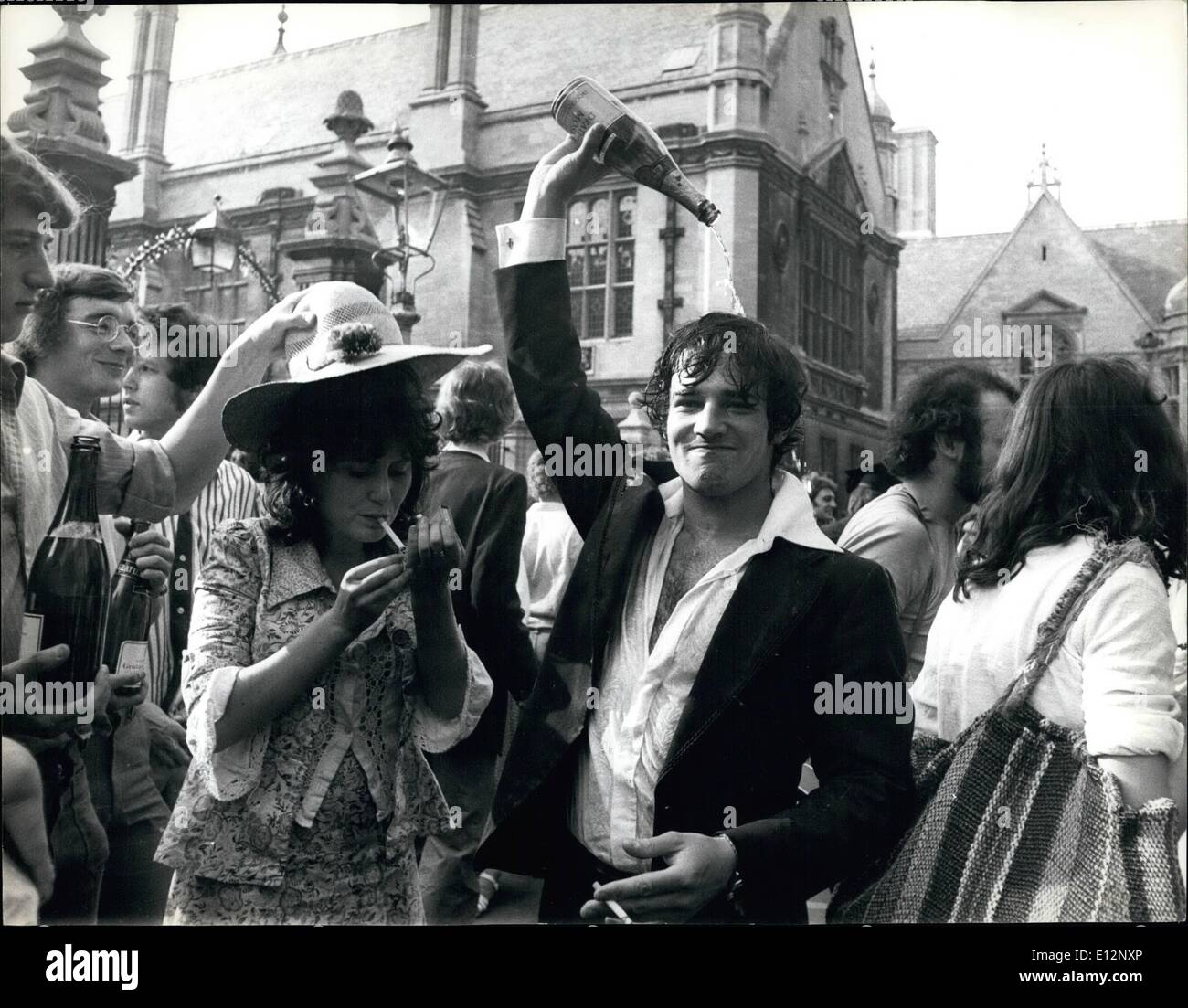 Febbraio 24, 2012 - Studenti di bolla sopra dopo la scadenza del termine esami!: gli studenti dell'Università di Oxford ha celebrato gli esami finali di questo anno con una grande champagne party sul campus dell'Università. Nelle principali appena laureati si sono lasciati andare, e a quanto pare, essi consentono la frizzante andare oltre, sebbene questo hype della celebrazione è tipico della vita universitaria alla fine di un anno, quando i laureati hanno terminato i corsi. Foto Stock