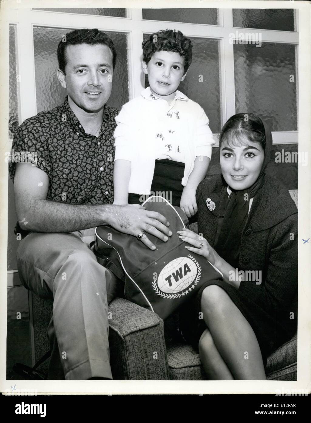 Febbraio 24, 2012 - N.Y International Airport, 19 Luglio- di nuovo insieme Vic Damone, sua attrice- moglie , Pier Angeli e il loro figlio Ferry , 4, prendere il tempo di posa per questa felice foto di famiglia mentre il cantante ha aspettato di vedere la sua famiglia a bordo di un TWA Jetliner a Los Angeles. Vic lascia sulla giornata per Kansas City e un off-Broadway giocare. Foto Stock