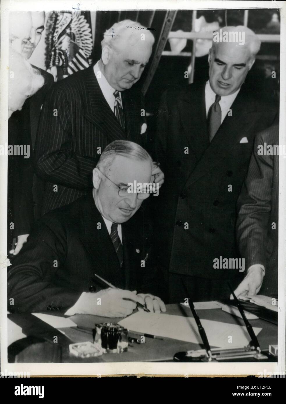 Febbraio 24, 2012 - Il Presidente Truman segni il suo primo Bill come Chief Executive: Washington D.C. un primo piano come il presidente Harry Truman ha firmato il suo primo bill come Chief Executive della nazione. Oggi, 17 aprile 1945. Egli è mostrato firma la proroga della legge Lend-Lease. In piedi dietro il presidente della sedia sono Leo Crowley, Capo della politica estera di amministrazione economica e del Segretario di Stato Edward Stettinius. Foto Stock