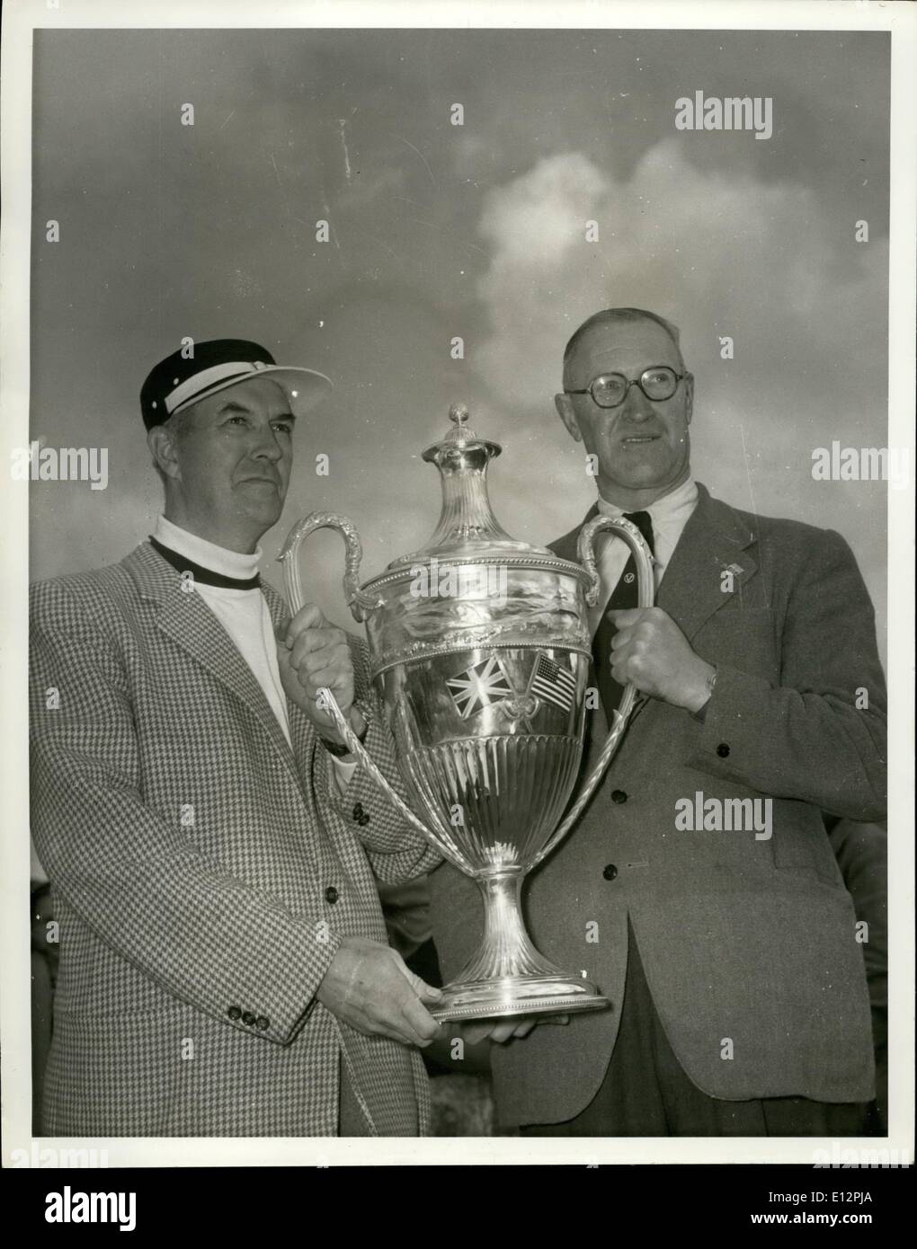 Febbraio 24, 2012 - Al termine della prima annata anglo-americano auto da rally, che è stato tenuto il team attraverso la campagna britannica, un premio dato dal Royal Automobile Club della Gran Bretagna è stata presentata a Goodwood nel Sussex il Sabato, Settembre 11th. Il premio è andato al team britannico, quando il punteggio finale hanno dimostrato che essi avevano 8,376 punti per l'Americano è 7,001. Qui ci sono i due capitani del team con il Trofeo Silver Cup. A sinistra è il capitano americano, Samuel E. Baily, di Bala-Cynwyd, Pennsylvania, e Tim Carson di Newbury, Berkshire Foto Stock