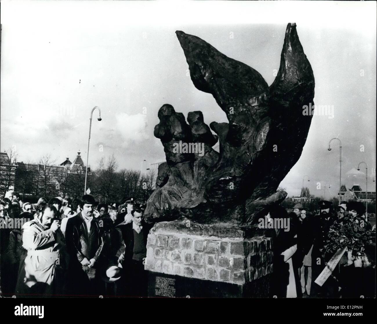 Febbraio 24, 2012 - Monumento per gli Zingari in Amsterdam: In memoria della persecuzione e uccisione di Romany durante la II Guerra Mondiale, un monumento è stato svelato in Piazza Museo ad Amsterdam la statua in bronzo è stato cre dalla signora scultore Helena levano. La foto mostra il visto durante la cerimonia di inaugurazione dal Romany-King in Olanda, Koko Patalo, estrema sinistra mostrano le emozioni. Foto Stock