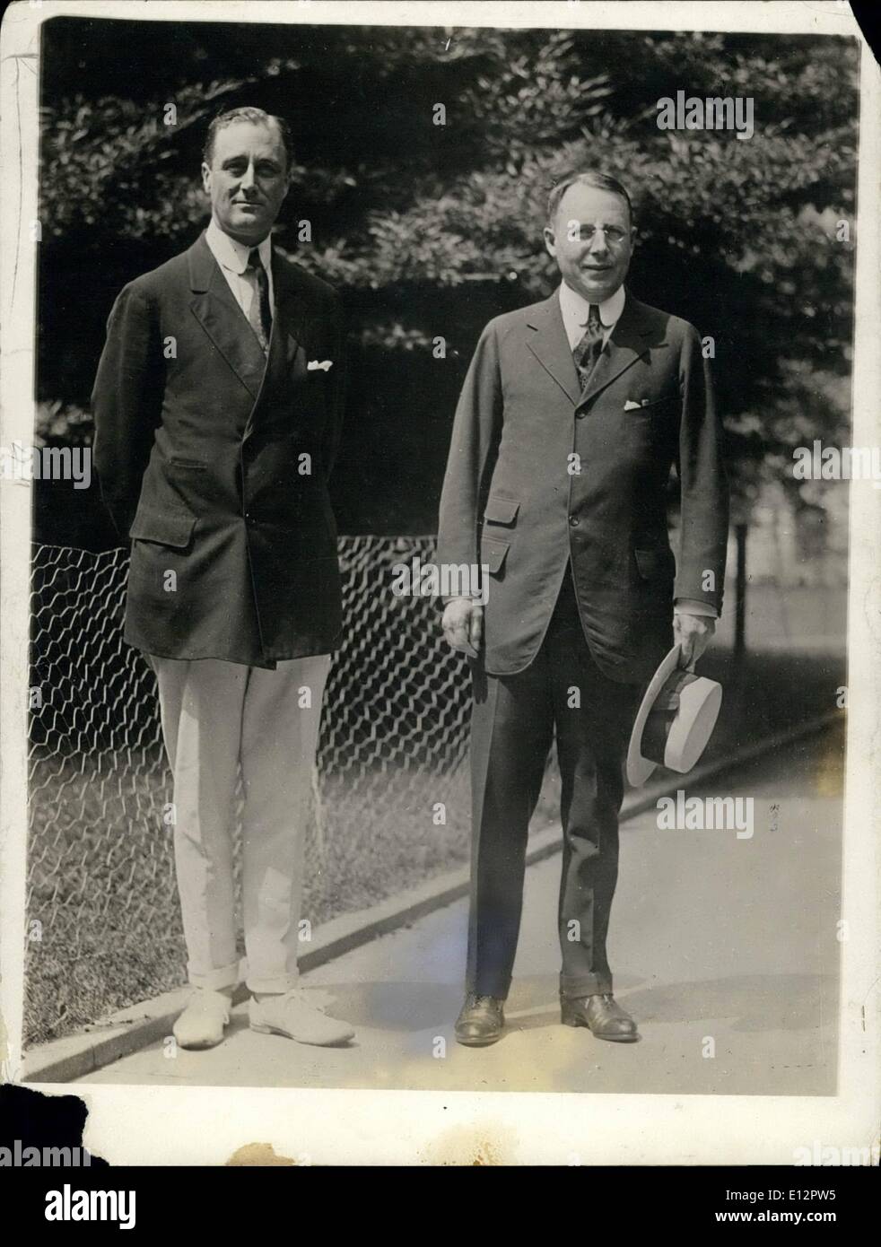 Febbraio 24, 2012 - Governatore James Cox e Franklin D. Roosevelt i candidati democratici sono stati fotografati sul terreno della casa bianca dopo un colloquio con il presidente Wilson. Foto Stock