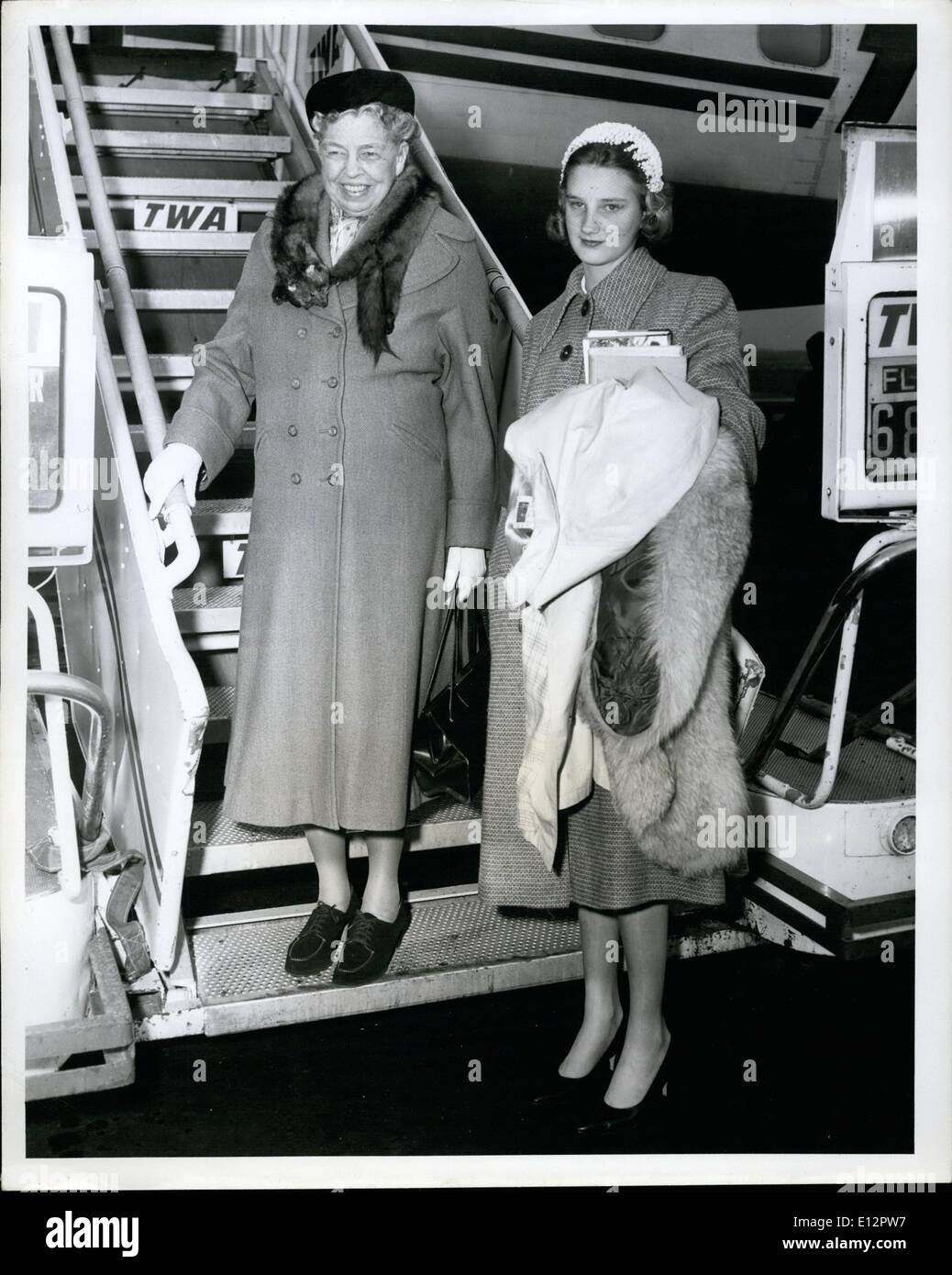 Febbraio 24, 2012 - Edoardo Vianello aeroporto, N.Y., 11 marzo - Sig.ra Eleanor Roosevelt, ex First Lady e la sua nipotina Nina Roosevelt, 16, prepararsi a bordo di un TWA Jetstream a Roma per la prima tappa di un tour all'estero tornando ai membri il 10 aprile. Nina è la figlia di John A. Roosevelt di Hyde Park, N.Y. Foto Stock