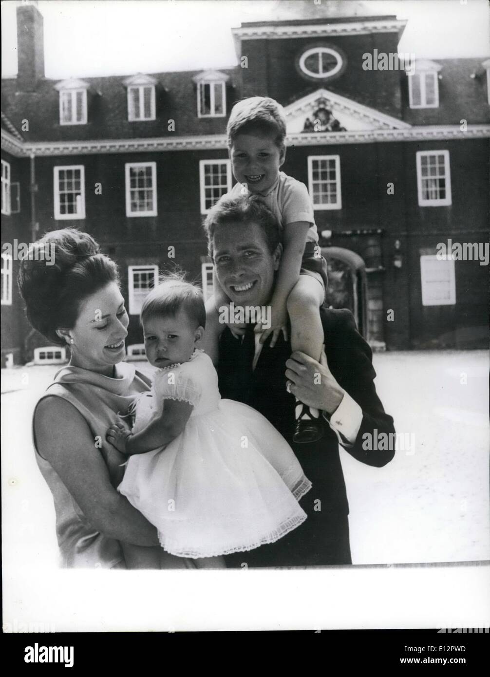 Febbraio 24, 2012 - Una nuova immagine della Principessa Margaret, il conte di Snowdon e i loro figli: un felice studio di S.A.R. La principessa Margaret con suo marito il Conte di Snowdon e i loro due bambini presi nell'orologio corte di Kensington Palace di Londra. Signora Sarah che indossa un vestito di bianco organze, rifinito con pizzo bianco, è nato il 1 maggio. 1964. Signore Linley (su di suo padre a spalle) nacque il 3 Novembre,1961. Foto Stock