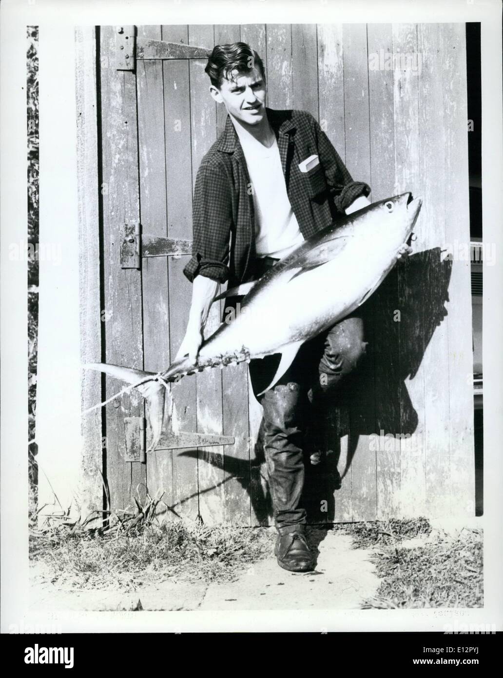 Febbraio 25, 2012 - il suo denaro vale la pena -- Howard Morrison, di Buffalo, N.Y., scesero in Nuova Zelanda per trascorrere le sue vacanze di pesca. Ha catturato così enorme pinna gialla, tonno e undici altri per un totale di quattro ore e sentire il suo denaro è stato ben speso. Foto Stock