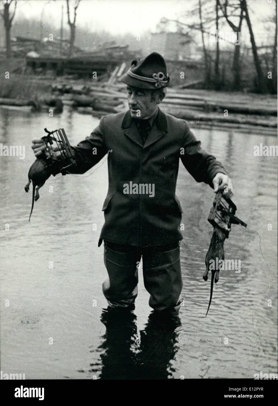 Febbraio 25, 2012 - Horst Eick Rat Catcher di Berlino: non è pied di Hamelin ma il funzionario rat catcher di Berlino, chi è sen qui sul lavoro. ed egli non decoy i ratti con dolci note, come il suo famoso''predecessore 'did, ma con pezzi di mele. Horst Eick(52), una foresta officer, applicato per questo processo, come è stato pubblicizzato dal quartiere Spandau commissione. Questo era 13 anni fa e da allora egli ha catturato oltre 4000 ratti Foto Stock