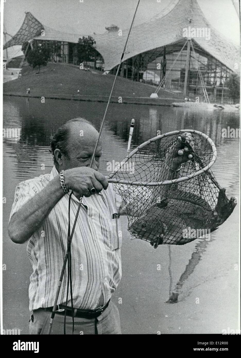 Febbraio 25, 2012 - Pesca nell'Olympic-mare a Monaco di Baviera. Auguri per una buona cattura non sono necessari da questo successo pescatore. Egli ha atterrato una grande carpa. Ciò che egli ha fatto, gli altri pescatori potrebbe fare troppo da agosto 16th. A questa data la vacanza-azione alla Olympic-mare a Monaco di Baviera è all'inizio. I certificati sono dato oy (max. giornalmente 10) con questo certificato amatuer anglers potrebbe catturare un Sea-Carp olimpico. Ma solo questi pescatori che dove i proprietari di un fisherycard e questo certificato troppo, è consentito di tirare loro angoli nell'acqua. Foto Stock