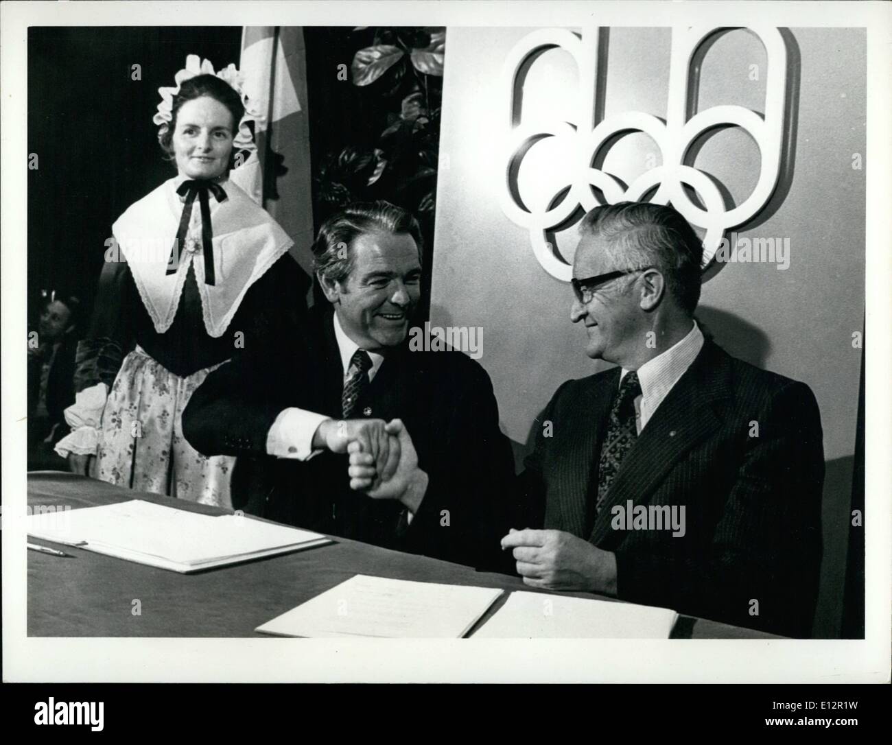 Febbraio 24, 2012 - Olimpiadi di Montreal - 1976 Olimpiadi il comitato organizzatore ha firmato un contratto con la Svizzera società cronometrico per la strumentazione che misura di clock e generalmente luogo partecipanti ai Giochi olimpici che si terranno a Montreal nel 1976. Gli svizzeri hanno donato tutte le apparecchiature utilizzate per gli eventi - tra cui una massiccia computer che da solo fa il lavoro di sessanta. Foto Stock