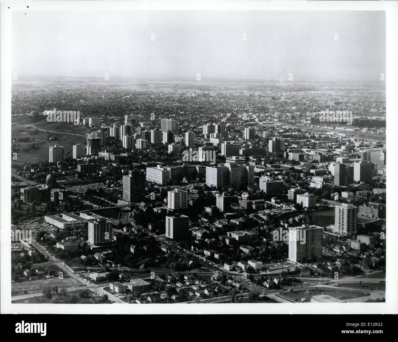 Febbraio 24, 2012 - Midtown Skyline: il fiorente mercato appartamento di lusso e settore di intrattenimento di Edmonton, tra il centro città e il di alta classe residential West End, diffonde la sua alta edifici di appartamenti intorno all'Alberta edifici legislativa (sinistra, centro) e il provinciale e il governo federale degli edifici. Foto Stock
