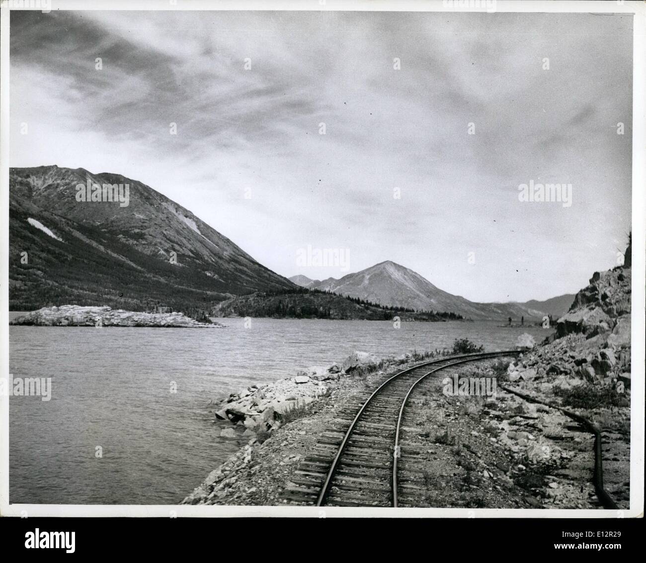 Febbraio 24, 2012 - Distretto di Yukon: tre piedi manometro W.P. & Y.R.R. via da Lake Bennett B.C. A destra è la pipeline dell'olio prevista durante la guerra da Skagway fino a Fairbanks in Alaska,. Credito: National Film Board of Canada Foto Stock
