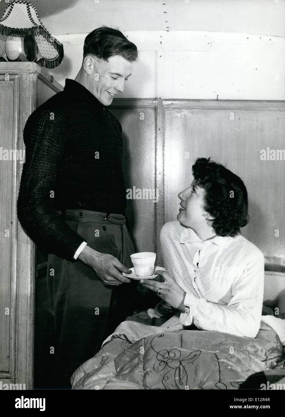 Febbraio 25, 2012 - La sua prima tazza di tè al mattino - dal marito: Gilbert Bundy porta la sua moglie Shirley, una tazza di tè, la mattina dopo il matrimonio. Essi sono honeymooning nella loro casa - un bus convertito. Foto Stock