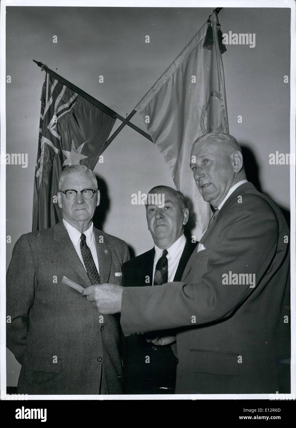 Febbraio 25, 2012 - STATI UNITI Olympic delegati visitare Melbourne.: U.S. Olympic delegati J. Lyman Bingham (sinistra) e il sig. Charles Ornstein (centro) a parlare con il generale Sit William Bridgeford, Cheif Delegato della Olympic Comitato organizzatore nel suo ufficio di Melbourne. I due delegati dovranno trascorrere diversi giorni a Melbourne di ispezionare i giochi preparati., e a preparare la visita di U.S. Squadra olimpica. Foto Stock