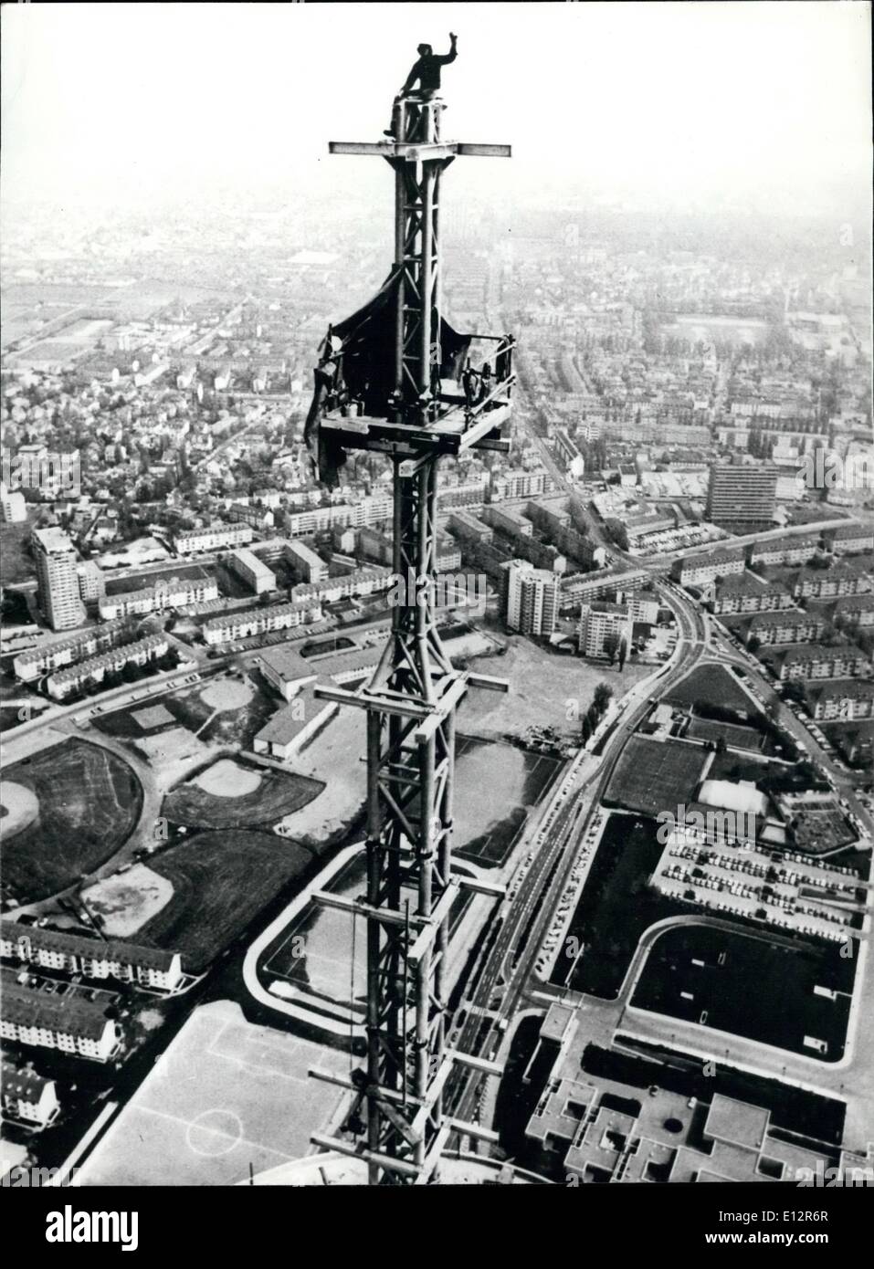 Febbraio 25, 2012 - sulla parte superiore del suo lavoro! Per arrivare al top in un lavoro a volte può rivelarsi più difficile di quanto sembri, ma per questo edificio lavoratore a Francoforte in Germania Ovest, esso si è rivelato essere solo un rettilineo di salita. Infatti la torre è una nuova antenna TV per questa parte della Germania Ovest. Quando completato, sarà tower 331 metri in altezza e diventare il punto più in alto in Europa occidentale. Foto Stock
