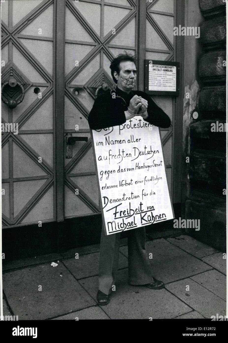 Febbraio 25, 2012 - Amburgo: Dimostrazione di neo nazisti contro il divieto di dimostrazione: contro un divieto di dimostrazione.......non hanno dimostrato in Hamburg/Germania Ovest alcuni neo nazisti, guidato da Edgar Geiss (Edgar Geiss) ammanettati e con aplastisted Plymouth e con una singola scheda, Geiss (che è stato notato al funerale di keppler come egli ha respinto Keppler con il Hitlersalution0 davanti al carcere di inchiesta Foto Stock
