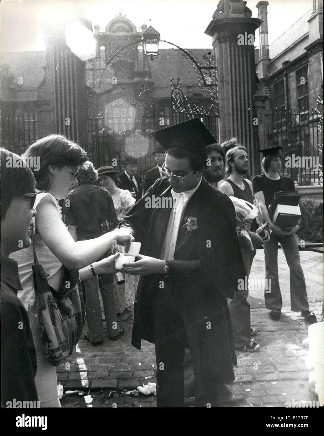 Febbraio 25, 2012 - Studenti di bolla sopra dopo la scadenza del termine esami: gli studenti dell'Università di Oxford ha celebrato il loro esame finale di quest'anno, con un grande champagne party sul campus dell'Università. Nelle principali, appena laureati si sono lasciati andare, e a quanto pare, essi consentono la frizzante andare oltre, sebbene questo tipo di celebrazione istypical della vita universitaria alla fine di un anno, quando i laureati hanno terminato i corsi. Foto Stock