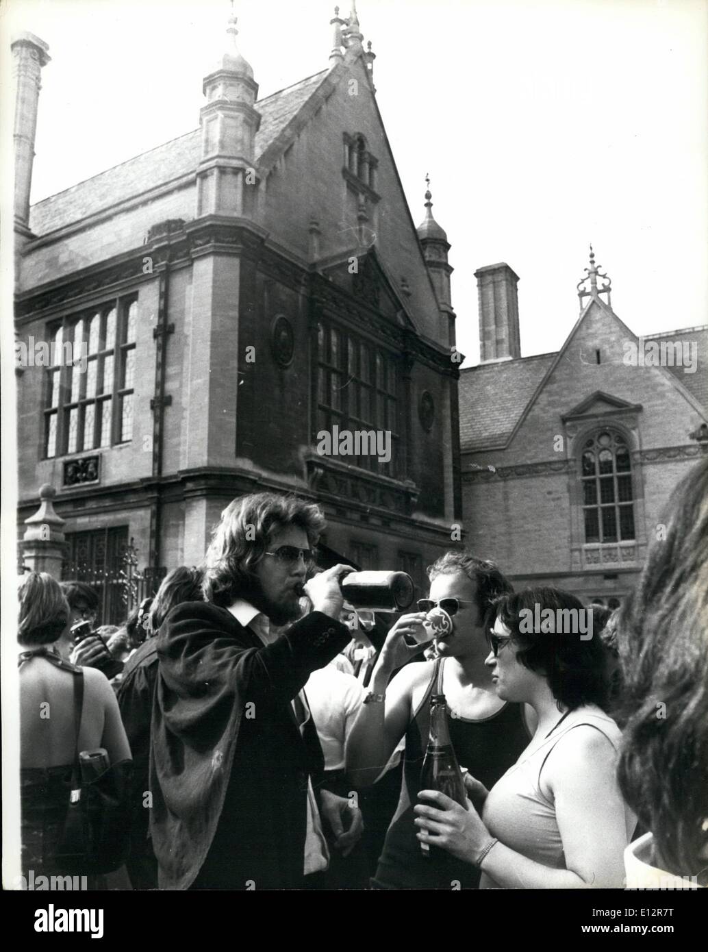 Febbraio 25, 2012 - Studenti di bolla sopra dopo la scadenza del termine esami: gli studenti dell'Università di Oxford ha celebrato il loro esame finale di quest'anno, con un grande champagne party sul campus dell'Università. Nelle principali, appena laureati si sono lasciati andare, e a quanto pare, essi consentono la frizzante andare oltre, sebbene questo tipo di celebrazione istypical della vita universitaria alla fine di un anno, quando i laureati hanno terminato i corsi. Foto Stock