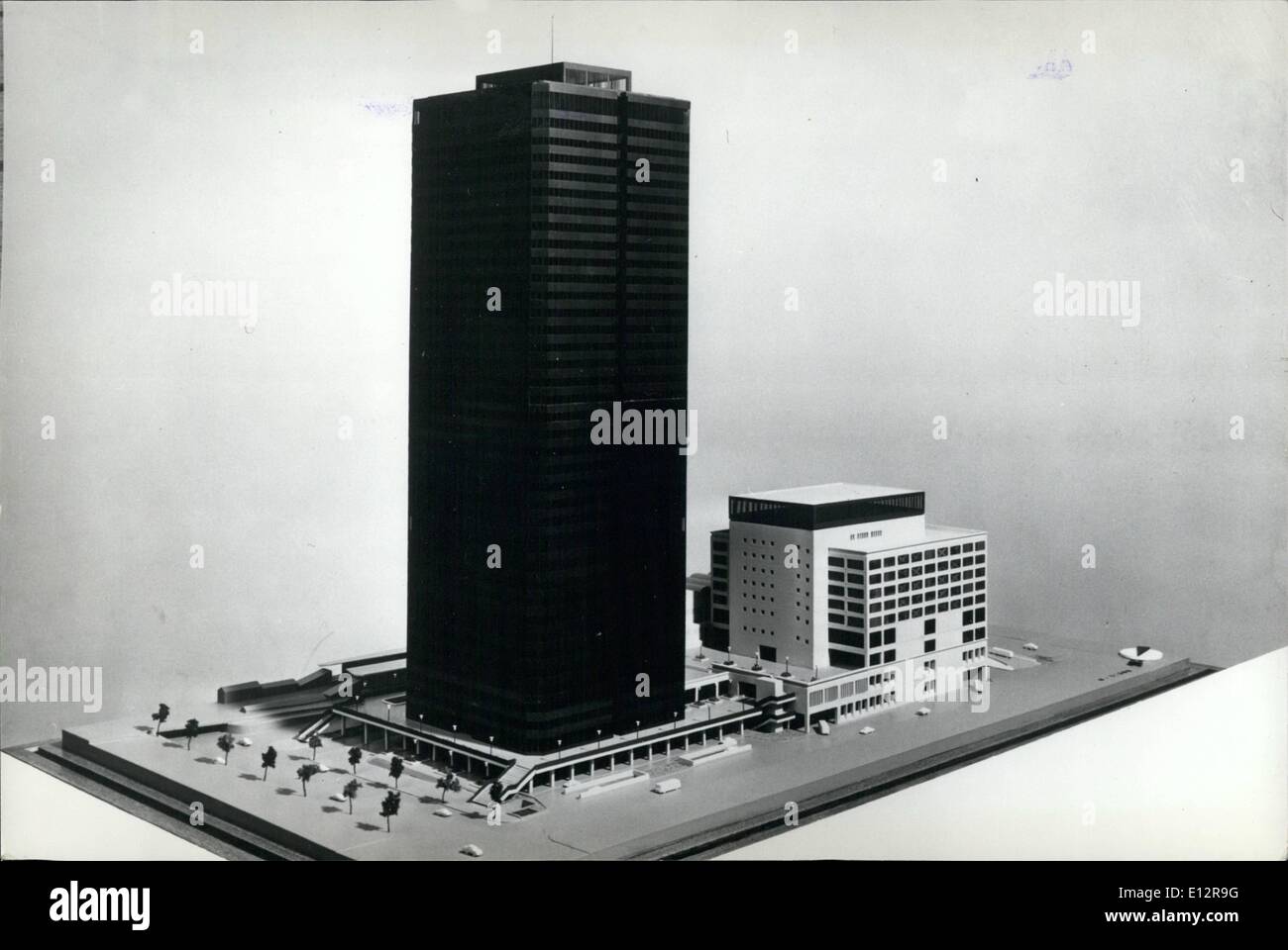 Febbraio 24, 2012 - Un altro cielo raschiatore in Tokyo.: superiore al 36 storied Kasumigaseki edificio attualmente in costruzione, il concorrente ha iniziato il suo lavoro a Hammatsucho, Tokyo. Il 38-storied ''World Trade Center Building'' sarà 152 metri di altezza e deve essere completato dal 1970, anno in cui l'Expo '70 si terrà a Osaka. La foto mostra un modello della ''World Trade Center Building'' che ha iniziato il suo lavoro a Hammatsucho, Tokyo. Foto Stock