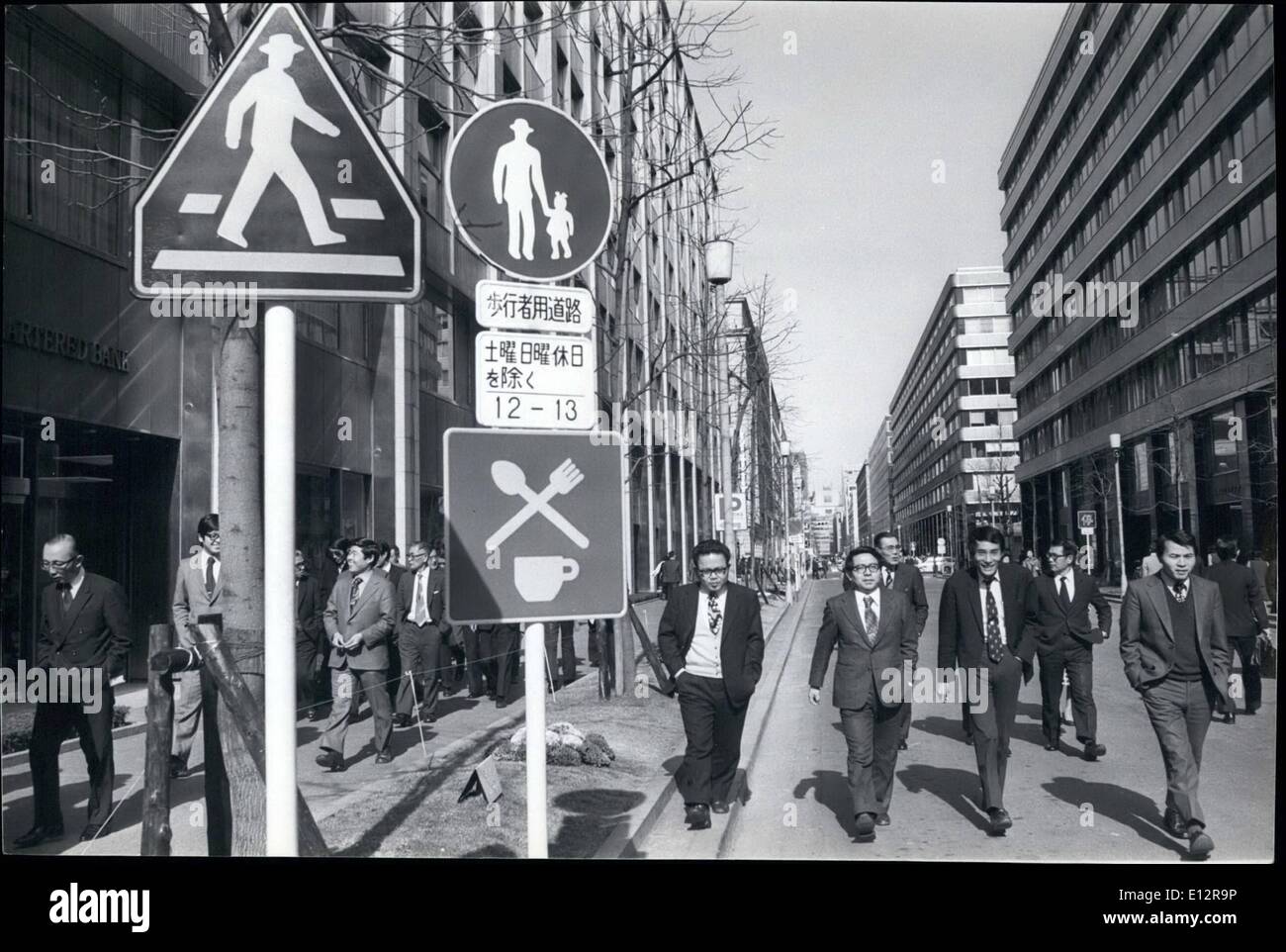 Febbraio 24, 2012 - Nuovo segno significa assenza di traffico della strada a pranzo: uno dei nuovi segnali condizionati in alcune strade del centro di Tokyo che mostra un attraversato cucchiaio e forchetta e una tazzina sotto, vieta il traffico del motore durante il mezzogiorno a 1. PM, per consentire a chi lavora in ufficio uso gratuito delle strade da e per ristoranti senza dover Dodge automobili. Il design è bianco su uno sfondo blu, al di sopra del quale si trova il 12-13 avviso in giapponese. Questo segno è fino a Marunouchi, uno dei Tokyo's più trafficate aree commerciali. Foto Stock