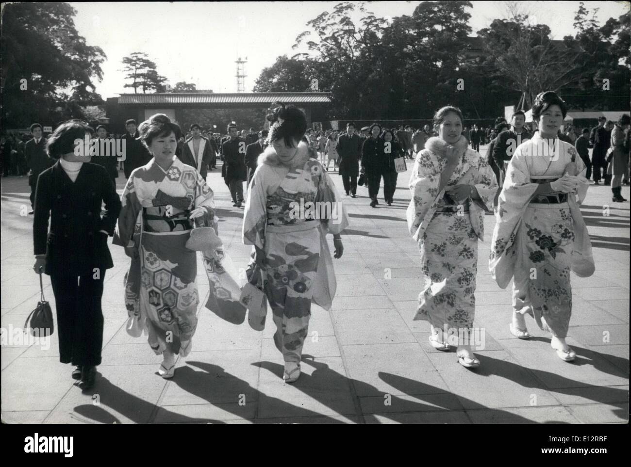 Febbraio 24, 2012 - il tifo per l'Imperatore del Giappone: più di 120.000 persone, molte delle donne gay in kimono, depositata attraverso i motivi del nuovo palazzo imperiale a Tokyo su teh secondo giorno del nuovo anno per allietare imperatore Hirohito e ai membri della famiglia imperiale. Nuovo anno festeggiamenti durano una settimana in Giappone e il secondo giorno i membri della Famiglia Imperiale ha fatto otto apparizioni al grido di ''Banzai'' dalla folla. L'imperatore ha riconosciuto i saluti da dietro a prova di proiettile, schermo installato due anni fa dopo un squilibrato uomo sparò un cuscinetto a sfera a lui da una catapulta. Foto Stock