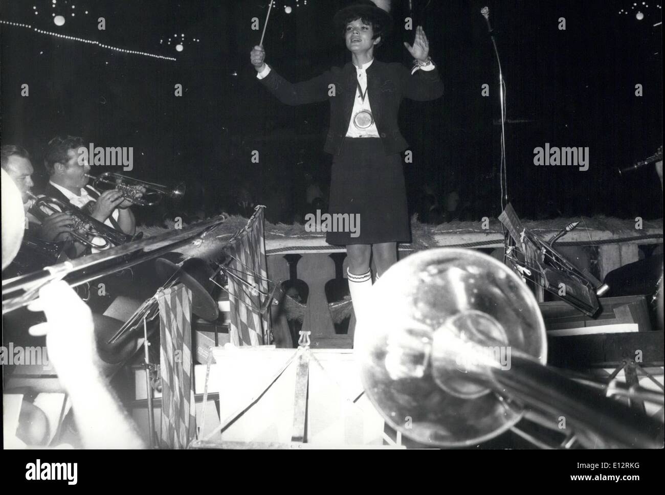 Febbraio 24, 2012 - Oktoberfest a Monaco di Baviera. Per la 135tempo ha luogo il famoso Oktoberfest a Monaco di Baviera al momento presente. Visitatori da tutto il mondo soggiorno a Monaco di Baviera in questi giorni, di intrattenersi nell'Oktoberfest. Al di là delle numerose attrazioni offerte quotidianamente ovviamente molto è offerto per il benessere materiale. Flussi di birra e innumerevoli polli arrosto sono consumate. La nostra immagine mostra: forte e gay , che è il motto in la birra tende. In questo caso Uschi Glas, una famosa stella tedesca della nuova pellicola, sta conducendo la banda del Costume bavarese Foto Stock