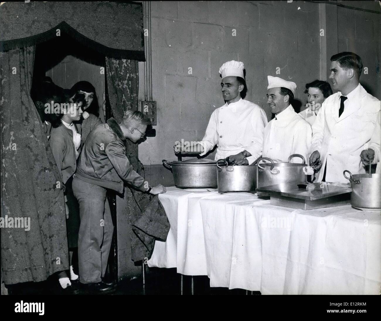 Febbraio 24, 2012 - quasi il tempo per il pranzo e i cuochi sono in attesa di servire la fame i ragazzi e le ragazze. Uno dei ragazzi si ottiene un pre-vista del pasto. A mezz'ora di pausa è consentito per il pasto di mezzogiorno. American Co-ed a scuola si apre in Bushey Park. Proprio vicino a Hampton Court Palace dove Enrico VIII passeggiato, i ragazzi e le ragazze del Nuovo Mondo stanno andando a scuola. Essi sono i bambini di Stati Uniti il personale militare di stanza in ed intorno a Londra e la scuola è situata in Bushey Park. Vi è una centrale di alta scuola per i primi otto gradi Foto Stock