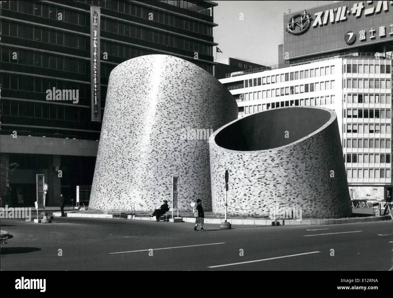 Febbraio 24, 2012 - Nuove viste di Shinjuku Business Center Tokyo: molti edifici sono ora in fase di costruzione attorno alla stazione di Shinjuku, che diventerà un nuovo business center di Tokyo, seguendo la sezione Manunouchi. Molte delle principali banche e imprese del Giappone hanno un piano per la creazione di propri uffici vi e recentemente Odakyu department store riaperto, cui sono dei pavimenti è detto di essere più ampia in Giappone. Foto Stock