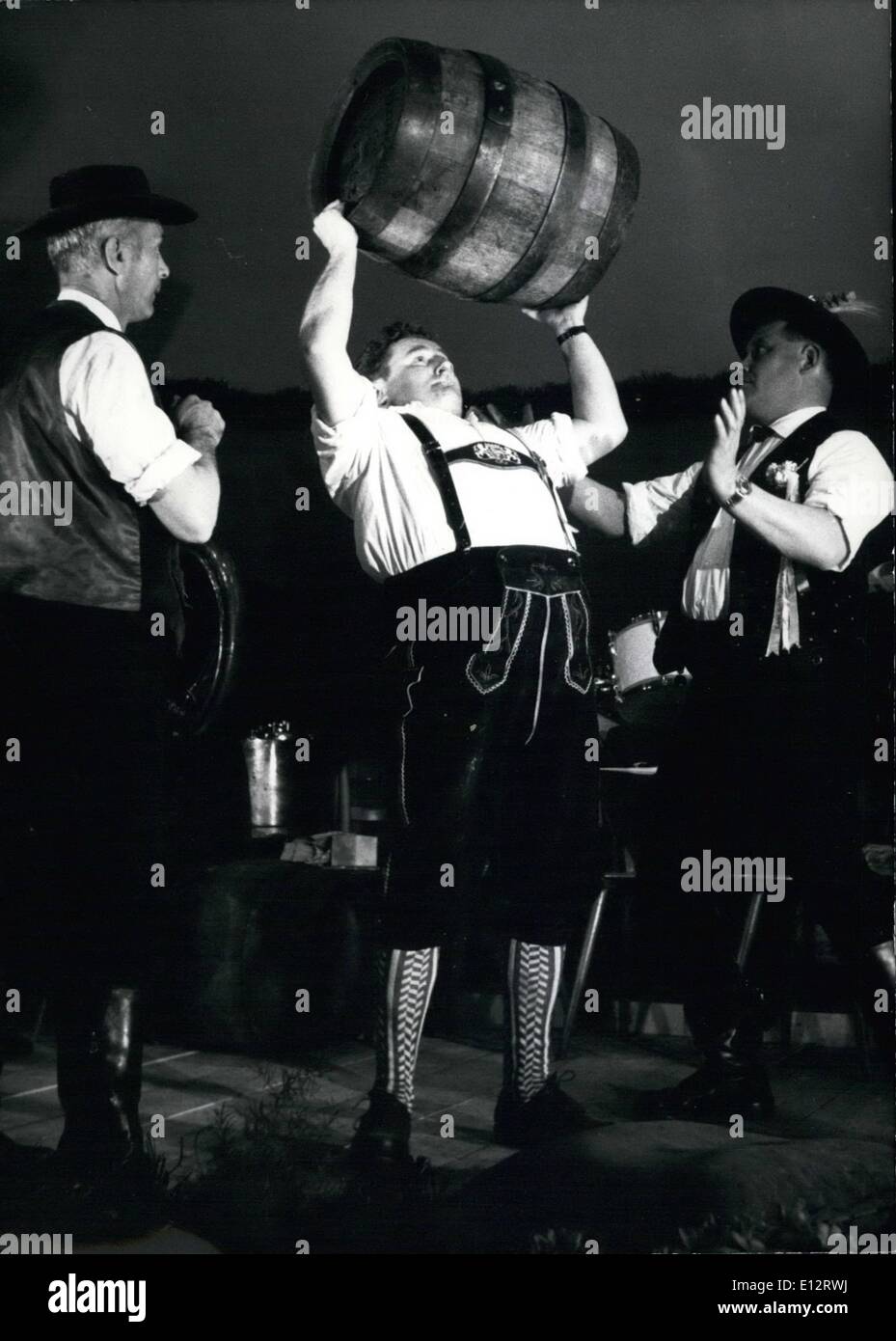 Febbraio 25, 2012 - Il Campione del Mondo in determinati di barili. I driver di birra delle grandi fabbriche di birra di Monaco di Baviera si è riunito il 5 maggio, la Birreria giorno del Festival 1963, per la canna tradizionale ascensore. Sei veri uomini bavarese ha cominciato con il sollevamento di 25 litri di barili (47 kg). Che potrebbero essere raggiunti tutti. Il 50 litro canna (88 kg) è stato revocato solo da Johann Schneider e da questa ha vinto il Campionato del Mondo nella canna del cilindro sollevatore. Keystone foto del 6 maggio 63. Foto Stock