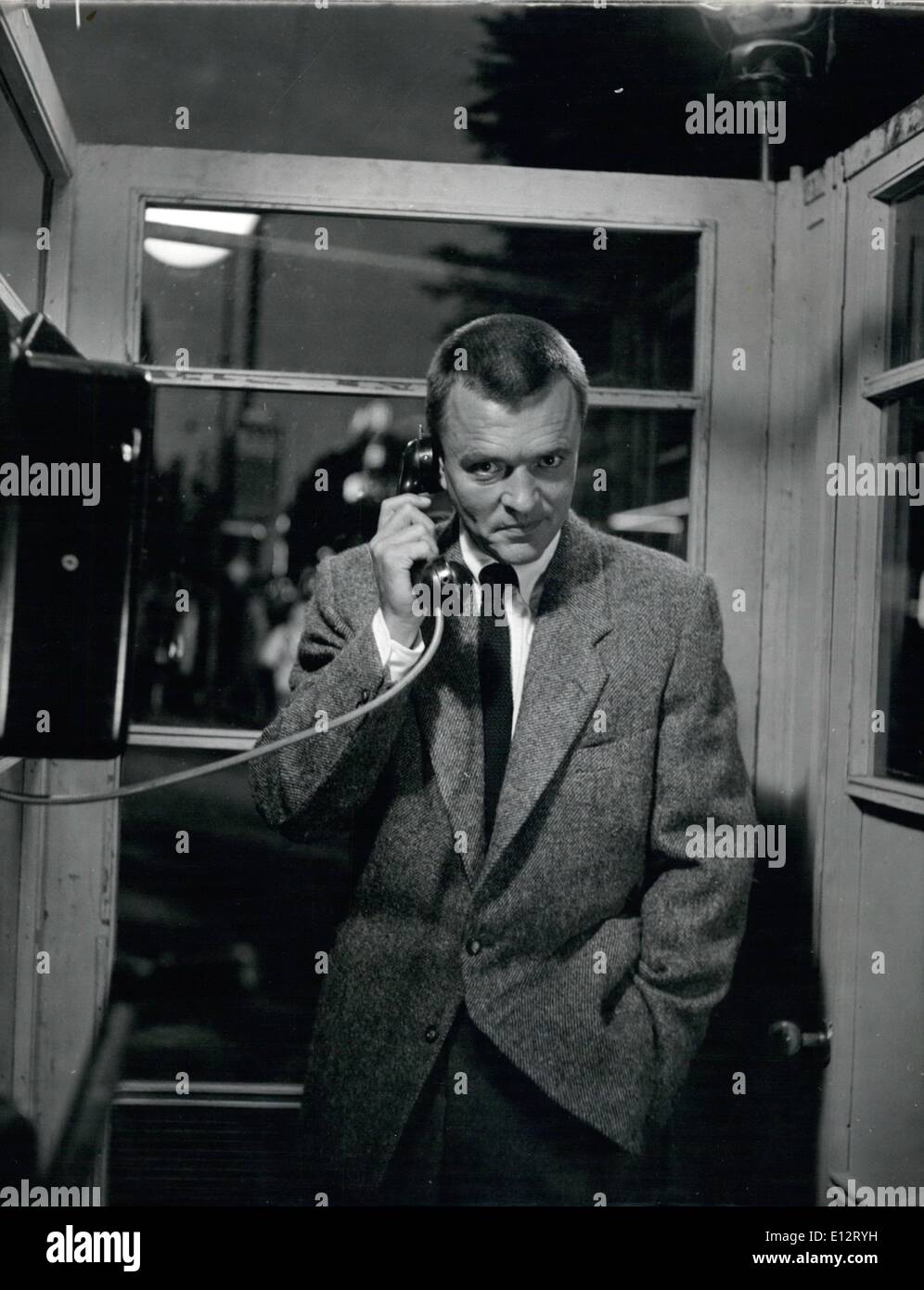 Febbraio 24, 2012 - Peter Van Eyck, un membro di un Tedesco orientale movimento sotterraneo, sente egli sta per essere consegnato ai sovietici in cambio dei rapiti G.I. Egli subito telefoni il Provost Marshal e gli dice che la bella Agente, Hoffy, è davvero lavorare per i russi. Gregory Peck stelle nel nuovo film americano realizzato a Berlino: Tutti esterno riprese per il nuovo XX Century Fox Film, ''notte la gente" sono state realizzate per le strade di Berlino e gli interni verrà girato successivamente negli studi di Hollywood Foto Stock