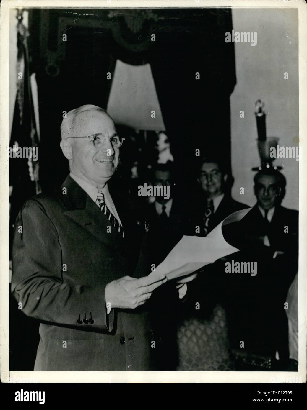 Febbraio 24, 2012 - Guarda il tuo credito internazionale News Foto Slug (Truman): il lieto annunzio - Truman annuncia la fine della guerra. Washington, D.C. Indossa il suo più grande sorriso il presidente Harry Truman legge la sua dichiarazione di pace dopo il ricevimento del giapponese l'accettazione dei termini di consegna. Questo è stato a 7pm di oggi. Giornalisti che avevano mantenuto giorni'-lunga veglia alla Casa Bianca erano a portata di mano per il grande momento. Foto Stock
